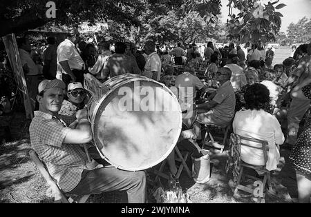 Les partisans péronistes argentins (descamisados) célèbrent le lancement du billet présidentiel Héctor José Cámpora pour les prochaines élections générales de mars 1973, San Antonio de Areco, province de Buenos Aires, Argentine, le 22 janvier 1973. Banque D'Images