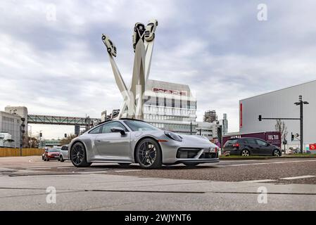 Porscheplatz Zuffenhausen mit Kunstwerk und HeadQuarter der Automobilfirma Porsche. // 16.02 2024 : Stuttgart, Baden-Württemberg, Deutschland, Europa *** Porscheplatz Zuffenhausen avec des œuvres d'art et le siège de la société automobile Porsche 16 02 2024 Stuttgart, Baden Württemberg, Allemagne, Europe Banque D'Images