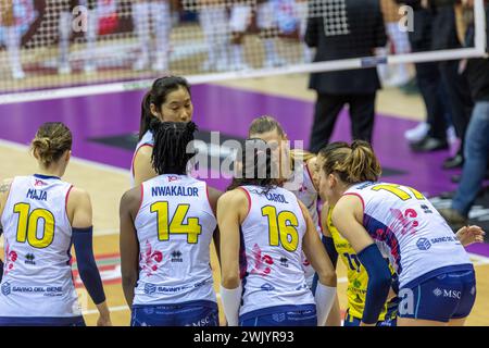 Trieste, Italie. 17 février 2024. Joueurs de Savino Del Bene Scandicci lors de la finale Frecciarossa 2024 match de Coupe d'Italie entre Allianz VeroVolley Milano et Savino Del Bene Scandicci à PalaTrieste, Trieste, Italie le février 2024 lors des demi-finales - Allianz VV Milano vs Savino Del Bene Scandicci, match de Coupe italienne féminine de volleyball à Trieste, Italie, 17 février 2024 crédit : Agence photo indépendante/Alamy Live News Banque D'Images