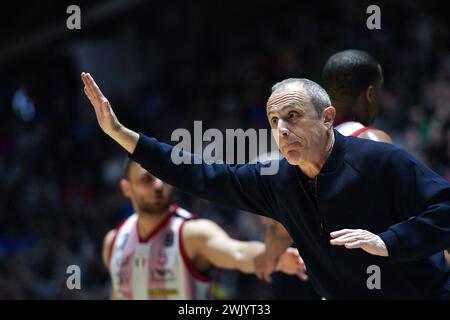 Torino, Italie. 17 février 2024. EA7 Emporio Armani Milano ENTRAÎNEUR ETTORE MESSINA lors du match des demi-finales du Frecciarossa final Eight basket entre Emporio Armani Milano vs Reyer Venezia à Turin dans le nord de l'Italie - samedi 17 FÉVRIER 2024. Sport - panier (photo de Marco Alpozzi/Lapresse) crédit : LaPresse/Alamy Live News Banque D'Images