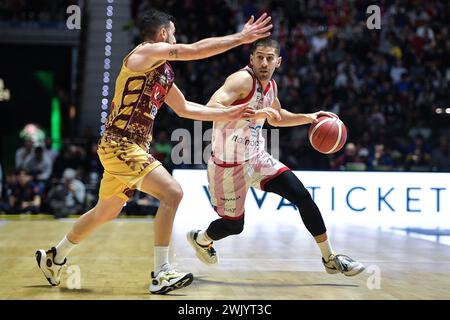 Torino, Italie. 17 février 2024. EA7 Emporio Armani Milano DIEGO FLACCADORI conduit contre Umana Reyer Venezia Marco Spissu lors du match des demi-finales du Frecciarossa final Eight basket entre Emporio Armani Milano vs Reyer Venezia à Turin dans le nord de l'Italie - samedi 17 FÉVRIER 2024. Sport - panier (photo de Marco Alpozzi/Lapresse) crédit : LaPresse/Alamy Live News Banque D'Images