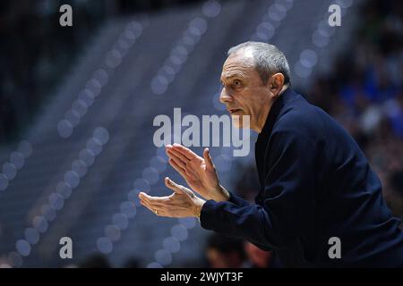 Torino, Italie. 17 février 2024. EA7 Emporio Armani Milano ENTRAÎNEUR ETTORE MESSINA lors du match des demi-finales du Frecciarossa final Eight basket entre Emporio Armani Milano vs Reyer Venezia à Turin dans le nord de l'Italie - samedi 17 FÉVRIER 2024. Sport - panier (photo de Marco Alpozzi/Lapresse) crédit : LaPresse/Alamy Live News Banque D'Images