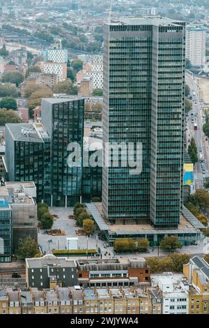 Vue aérienne face au nord de la tour Euston, bâtiment de grande hauteur et structures environnantes. Regent’s place, Londres, Angleterre. Banque D'Images