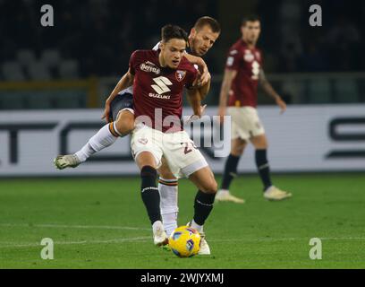 Turin, Italie. 16 février 2024. Samuele Ricci du Torino FC et Ylber Ramadani de US Lecce lors de l'Italia Serie A, match de football entre Torino FC et US Lecce le 16 février 2024 au Stadio Olimpico Grande Torino, Turin Italie. Photo Nderim Kaceli crédit : Agence photo indépendante/Alamy Live News Banque D'Images