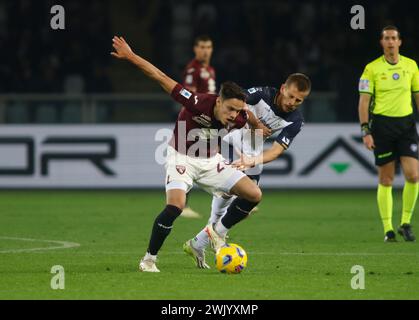 Turin, Italie. 16 février 2024. Samuele Ricci du Torino FC et Ylber Ramadani de US Lecce lors de l'Italia Serie A, match de football entre Torino FC et US Lecce le 16 février 2024 au Stadio Olimpico Grande Torino, Turin Italie. Photo Nderim Kaceli crédit : Agence photo indépendante/Alamy Live News Banque D'Images