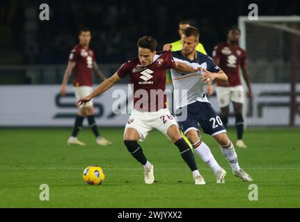 Turin, Italie. 16 février 2024. Samuele Ricci du Torino FC et Ylber Ramadani de US Lecce lors de l'Italia Serie A, match de football entre Torino FC et US Lecce le 16 février 2024 au Stadio Olimpico Grande Torino, Turin Italie. Photo Nderim Kaceli crédit : Agence photo indépendante/Alamy Live News Banque D'Images