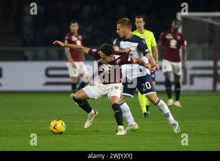 Turin, Italie. 16 février 2024. Samuele Ricci du Torino FC et Ylber Ramadani de US Lecce lors de l'Italia Serie A, match de football entre Torino FC et US Lecce le 16 février 2024 au Stadio Olimpico Grande Torino, Turin Italie. Photo Nderim Kaceli crédit : Agence photo indépendante/Alamy Live News Banque D'Images