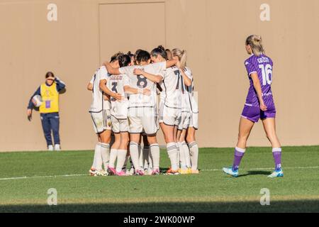 Florence, Italie. 17 février 2024. Florence, Italie, 17 février 2024 : Manuela Giugliano (10 Roma) célèbre après avoir marqué le premier but de son équipe avec ses coéquipières lors du match de la Ligue féminine de Serie A entre Fiorentina Women et Roma Women au Viola Park à Florence, en Italie. (Sara Esposito/SPP) crédit : SPP Sport Press photo. /Alamy Live News Banque D'Images