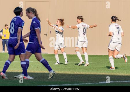 Florence, Italie. 17 février 2024. Florence, Italie, 17 février 2024 : Manuela Giugliano (10 Roma) célèbre après avoir marqué le premier but de son équipe avec ses coéquipières lors du match de la Ligue féminine de Serie A entre Fiorentina Women et Roma Women au Viola Park à Florence, en Italie. (Sara Esposito/SPP) crédit : SPP Sport Press photo. /Alamy Live News Banque D'Images