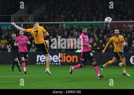 Newport, Royaume-Uni. 17 février 2024. Will Evans du comté de Newport (7) marque son équipe 1er but. EFL football League Two match, comté de Newport contre Gillingham à Rodney Parade à Newport, pays de Galles le samedi 17 février 2024. Cette image ne peut être utilisée qu'à des fins éditoriales. Usage éditorial uniquement, photo par crédit : Andrew Orchard sports Photography/Alamy Live News Banque D'Images