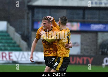 Newport, Royaume-Uni. 17 février 2024. Will Evans du comté de Newport (l) célèbre après avoir marqué son 1er but de son équipe. EFL football League Two match, comté de Newport contre Gillingham à Rodney Parade à Newport, pays de Galles le samedi 17 février 2024. Cette image ne peut être utilisée qu'à des fins éditoriales. Usage éditorial uniquement, photo par crédit : Andrew Orchard sports Photography/Alamy Live News Banque D'Images