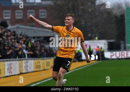 Newport, Royaume-Uni. 17 février 2024. Will Evans, du comté de Newport, célèbre après avoir marqué le 1er but de son équipe. EFL football League Two match, comté de Newport contre Gillingham à Rodney Parade à Newport, pays de Galles le samedi 17 février 2024. Cette image ne peut être utilisée qu'à des fins éditoriales. Usage éditorial uniquement, photo par crédit : Andrew Orchard sports Photography/Alamy Live News Banque D'Images