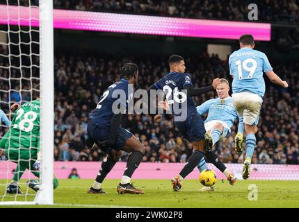 Erling Haaland de Manchester City tente un tir au but lors du match de premier League à l'Etihad Stadium de Manchester. Date de la photo : samedi 17 février 2024. Banque D'Images