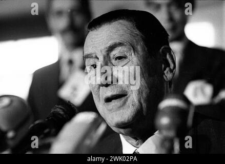 Juan Perón, militaire argentin et ancien président lors d’une conférence de presse tenue à Buenos Aires après une absence de 18 ans, le 17 novembre 1972. Banque D'Images