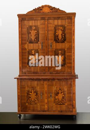 Anonyme, cabinet à deux corps (nom commun), 1792. Bâtiment : chêne et conifère ; placement : noyer, noyer de ruée, bois de rose, amarante, houx, breloque langue, bois d'érable et ébène, cire teintée et os ; cuivre doré. Musée Carnavalet, histoire de Paris. Oeil maçonnique, coq, équilibre de la justice, un couple de colombes, drapeaux, lances, baillonets, bouches de canons, boules, tambours, figurine Hercule, guirlande de laurier, trompette, urne funéraire, poutres de lictors, guirlandes de fleurs et de fruits. Banque D'Images