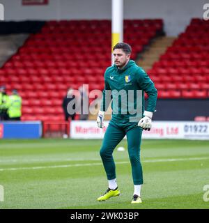 Walsall, Royaume-Uni. 17 février 2024. La gardienne de Mansfield, Christy Pym, se réchauffe avant le match EFL Sky Bet League 2 entre Walsall et Mansfield Town au Poundland Bescot Stadium, Walsall, en Angleterre, le 17 février 2024. Photo de Stuart Leggett. Utilisation éditoriale uniquement, licence requise pour une utilisation commerciale. Aucune utilisation dans les Paris, les jeux ou les publications d'un club/ligue/joueur. Crédit : UK Sports pics Ltd/Alamy Live News Banque D'Images