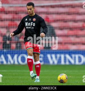 Walsall, Royaume-Uni. 17 février 2024. Douglas James-Taylor de Walsall se réchauffe avant le match EFL Sky Bet League 2 entre Walsall et Mansfield Town au Poundland Bescot Stadium, Walsall, Angleterre, le 17 février 2024. Photo de Stuart Leggett. Utilisation éditoriale uniquement, licence requise pour une utilisation commerciale. Aucune utilisation dans les Paris, les jeux ou les publications d'un club/ligue/joueur. Crédit : UK Sports pics Ltd/Alamy Live News Banque D'Images