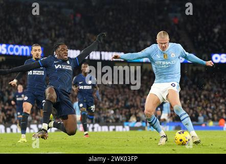 Erling Haaland de Manchester City tente un tir au but lors du match de premier League à l'Etihad Stadium de Manchester. Date de la photo : samedi 17 février 2024. Banque D'Images