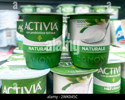 Italie - 17 février 2024 : Activia avec du probiotique bifidus, des paquets de yaourts exposés à la vente dans un supermarché italien. Activia fait partie du groupe Danone Banque D'Images