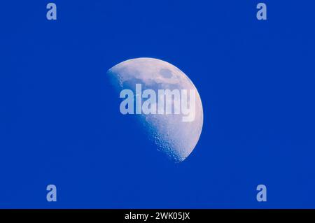 Illustration photographique dramatique d'un ciel nocturne avec des nuages brillants et une grande pleine lune brillante ferait un grand arrière-plan. Banque D'Images