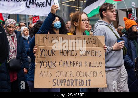 Leeds, Royaume-Uni. 17 FÉVRIER 2024. Un manifestant pro-palestinien tient une pancarte qui dit "Imaginez que vos maisons ont été bombardées, vos enfants tués, et d'autres pays l'ont soutenu" alors qu'ils marchaient dans le centre-ville de Leeds. Crédit Milo Chandler/Alamy Live News Banque D'Images