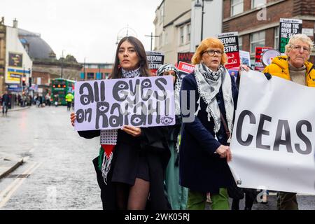 Leeds, Royaume-Uni. 17 FÉVRIER 2024. Une dame brandit une pancarte qui lit « tous les yeux sur Rafah » alors que des manifestants pro-Palestine défilent devant la bourse de maïs dans le centre-ville de Leeds. Crédit Milo Chandler/Alamy Live News Banque D'Images