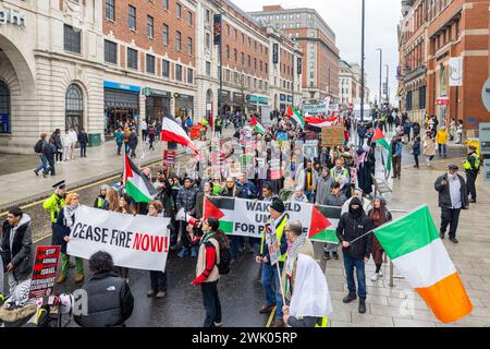 Leeds, Royaume-Uni. 17 FÉVRIER 2024. Les manifestants pro-Palestine défilent dans le centre-ville de Leeds, escortés par des policiers. Crédit Milo Chandler/Alamy Live News Banque D'Images