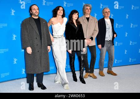 Vincent Macaigne, Nina d Urso, Nora Hamzawi, Micha Lescot und Olivier Assayas beim Photocall zum Kinofilm hors du temps / Suspended Time auf der Berlinale 2024 / 74. Internationale Filmfestspiele Berlin im Hotel Grand Hyatt. Berlin, 17.02.2024 *** Vincent Macaigne, Nina d Urso, Nora Hamzawi, Micha Lescot et Olivier Assayas au Photocall pour le long métrage hors du temps suspendu au Berlinale 2024 74 Berlin International film Festival à l'Hôtel Grand Hyatt Berlin, 17 02 2024 Foto:Xn.xKubelkax/xFuturexImagex temps 4201 Banque D'Images