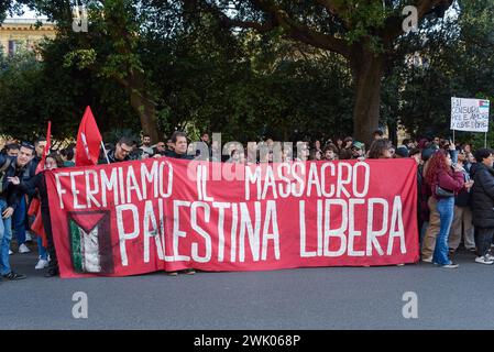 Rome, Italie. 17 février 2024. Les militants tiennent une banderole pendant la manifestation pro-palestinienne devant le siège de la chaîne de télévision d'État RAI. Des manifestants pro-palestiniens se sont rassemblés devant le siège de la chaîne de télévision d'État RAI à travers le pays, après les déclarations du PDG de la RAI Roberto Sergio contre le message «arrêtez le génocide», lancé par le rappeur Ghali à la télévision, en référence au conflit avec le Hamas en Israël . Crédit : SOPA images Limited/Alamy Live News Banque D'Images