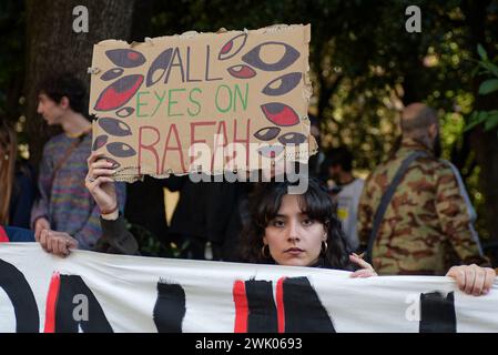 Rome, Italie. 17 février 2024. Un militant tient une pancarte pendant la manifestation pro-palestinienne devant le siège de la chaîne de télévision publique RAI. Des manifestants pro-palestiniens se sont rassemblés devant le siège de la chaîne de télévision d'État RAI à travers le pays, après les déclarations du PDG de la RAI Roberto Sergio contre le message «arrêtez le génocide», lancé par le rappeur Ghali à la télévision, en référence au conflit avec le Hamas en Israël . Crédit : SOPA images Limited/Alamy Live News Banque D'Images