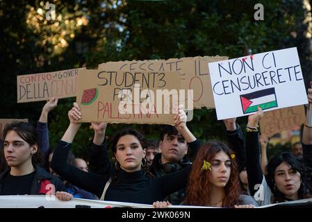 Rome, Italie. 17 février 2024. Des militants tiennent des pancartes pendant la manifestation pro-palestinienne devant le siège de la chaîne de télévision d'État RAI. Des manifestants pro-palestiniens se sont rassemblés devant le siège de la chaîne de télévision d'État RAI à travers le pays, après les déclarations du PDG de la RAI Roberto Sergio contre le message «arrêtez le génocide», lancé par le rappeur Ghali à la télévision, en référence au conflit avec le Hamas en Israël . Crédit : SOPA images Limited/Alamy Live News Banque D'Images