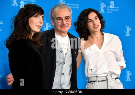Nora Hamzawi, Olivier Assayas und Nina d Urso beim Photocall zum Kinofilm hors du temps / Suspended Time auf der Berlinale 2024 / 74. Internationale Filmfestspiele Berlin im Hotel Grand Hyatt. Berlin, 17.02.2024 *** Nora Hamzawi, Olivier Assayas et Nina d Urso au Photocall pour le long métrage hors du temps suspendu au Berlinale 2024 74 Berlin International film Festival à l'Hôtel Grand Hyatt Berlin, 17 02 2024 Foto:Xn.xKubelkax/xFuturexImagex temps 4223 Banque D'Images