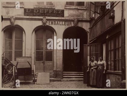 Pottier, Emmanuel Marie-Joseph Léon (n.1864-12-16-D.1921-03-11), mascarons dans la cour, 34 rue Saint-Séverin, 5ème arrondissement, Paris. (Titre factice). Tirage de papier albumine. Musée Carnavalet, histoire de Paris. Banque D'Images