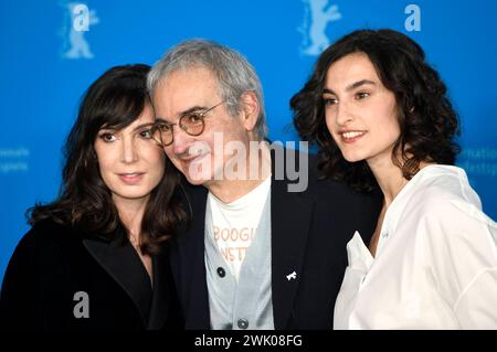 Nora Hamzawi, Olivier Assayas und Nina d Urso beim Photocall zum Kinofilm hors du temps / Suspended Time auf der Berlinale 2024 / 74. Internationale Filmfestspiele Berlin im Hotel Grand Hyatt. Berlin, 17.02.2024 *** Nora Hamzawi, Olivier Assayas et Nina d Urso au Photocall pour le long métrage hors du temps suspendu au Berlinale 2024 74 Berlin International film Festival à l'Hôtel Grand Hyatt Berlin, 17 02 2024 Foto:Xn.xKubelkax/xFuturexImagex temps 4243 Banque D'Images