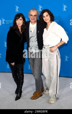 Nora Hamzawi, Olivier Assayas und Nina d Urso beim Photocall zum Kinofilm hors du temps / Suspended Time auf der Berlinale 2024 / 74. Internationale Filmfestspiele Berlin im Hotel Grand Hyatt. Berlin, 17.02.2024 *** Nora Hamzawi, Olivier Assayas et Nina d Urso au Photocall pour le long métrage hors du temps suspendu au Berlinale 2024 74 Berlin International film Festival à l'Hôtel Grand Hyatt Berlin, 17 02 2024 Foto:Xn.xKubelkax/xFuturexImagex temps 4241 Banque D'Images