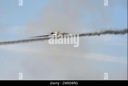 Jaislmer, Inde. 17 février 2024. JAISALMER, INDE -17 FÉVRIER : des chasseurs de l'armée de l'air indienne montrant leurs compétences pendant 'Vayu Shakti' 2024, à Pokhran Range, dans le district de Jaisalmer, le 17 février 2024 à Jaisalmer, Inde. L'exercice de puissance de l'armée de l'air indienne Vayu Shakti qui a eu lieu à Pokhran Range près de Jaisalmer a démontré avec succès ses capacités offensives et défensives dans le ciel prévu pour aujourd'hui dans la soirée. (Photo de Sanjeev Verma/Hindustan Times/Sipa USA ) crédit : Sipa USA/Alamy Live News Banque D'Images