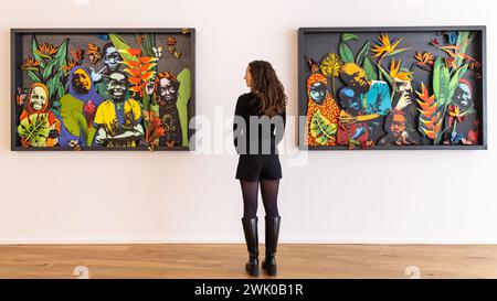 Londres, Royaume-Uni. 17 février 2024. Marina pose avec 'Almajiri (partie 2) I' et 'Almajiri (partie 2) II', 2023 dans la nouvelle exposition Peju Alatise 'We came with the Last Rain'. Rele Gallery à Mayfair lance son exposition inaugurale, qui se déroulera du 22 mars au 23 avril 2024, avec une exposition personnelle de l'artiste nigérian Peju Alatise basé à Glasgow et Lagos, une voix de premier plan dans l'Afrique contemporaine De nombreuses œuvres dynamiques et complexes présentent des thèmes et des motifs africains. Rele lance sa galerie londonienne après avoir établi des pratiques à Lagos et L.A. Credit : Imageplotter/Alamy Live News Banque D'Images