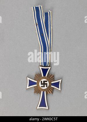 Ehrenkreuz der Deutschen Mutter en bronze - Croix de mères allemandes en bronze (mère de quatre enfants) (titre attribué), 1938. Métal, émail, tissu. Musée de la libération de Paris - Musée général Leclerc - Musée Jean Moulin. Banque D'Images