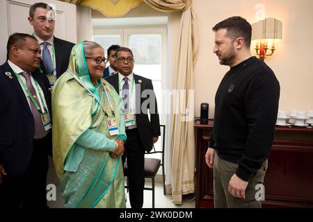 Munich, Allemagne. 17 février 2024. Le président ukrainien Volodymyr Zelenskyy, à droite, salue le premier ministre bangladais Sheikh Hasina, à gauche, avant une réunion bilatérale en marge de la 60ème Conférence de Munich sur la sécurité à l’Hôtel Bayerischer Hof, le 17 février 2024 à Munich, Allemagne. Crédit : Pool photo/Bureau de presse présidentiel ukrainien/Alamy Live News Banque D'Images