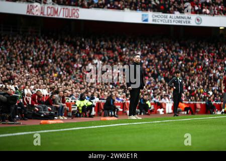 Marc Skinner, manager de Manchester United sur la ligne de touche lors du match de Super League féminine Barclays FA entre Arsenal et Manchester United à l'Emirates Stadium de Londres le samedi 17 février 2024. (Photo : Tom West | mi News) crédit : MI News & Sport /Alamy Live News Banque D'Images