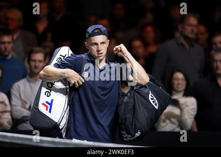 ROTTERDAM - Tallon Greekpoor (NED) quitte le court après son match perdu contre Jannik Sinner (ITA) lors de la deuxième demi-finale de la sixième journée du tournoi ABN AMRO Open à Ahoy. PONCEUSE ANP KONING Banque D'Images