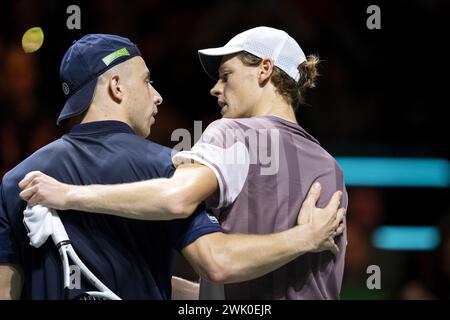 ROTTERDAM - Tallon Greekpoor (NED) quitte le court après son match perdu contre Jannik Sinner (ITA) lors de la deuxième demi-finale de la sixième journée du tournoi ABN AMRO Open à Ahoy. PONCEUSE ANP KONING Banque D'Images