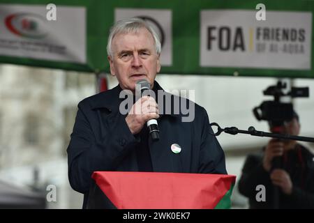 Londres, Angleterre, Royaume-Uni. 17 février 2024. Le député travailliste JOHN MCDONNELL s'adresse à la foule lors d'une manifestation en Palestine. Les manifestants pro-palestiniens se rassemblent devant l'ambassade d'Israël, appelant à un cessez-le-feu immédiat dans un contexte d'escalade de la violence et d'assaut récent contre Rafah, Gaza. La manifestation est organisée par Stop the War Coalition, la Palestine Solidarity Campaign UK et d'autres organisations de soutien. (Crédit image : © Thomas Krych/ZUMA Press Wire) USAGE ÉDITORIAL SEULEMENT! Non destiné à UN USAGE commercial ! Banque D'Images