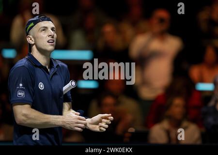 ROTTERDAM - Tallon Greekpoor (NED) quitte le court déçu après son match perdu contre Jannik Sinner (ITA) lors de la deuxième demi-finale de la sixième journée du tournoi ABN AMRO Open à Ahoy. PONCEUSE ANP KONING Banque D'Images