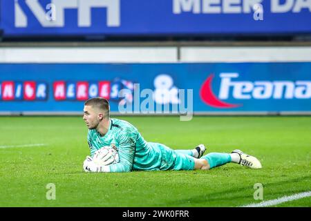 Heerenveen, pays-Bas. 17 février 2024. HEERENVEEN, PAYS-BAS - 17 FÉVRIER : le gardien Jeffrey de Lange de Go Ahead Eagles contrôle le ballon lors du match néerlandais Eredivisie entre le SC Heerenveen et Go Ahead Eagles au stade Abe Lenstra le 17 février 2024 à Heerenveen, pays-Bas. (Photo de Pieter van der Woude/Orange Pictures) crédit : Orange pics BV/Alamy Live News Banque D'Images