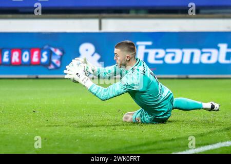 Heerenveen, pays-Bas. 17 février 2024. HEERENVEEN, PAYS-BAS - 17 FÉVRIER : le gardien Jeffrey de Lange de Go Ahead Eagles réalise un arrêt lors du match néerlandais Eredivisie entre le SC Heerenveen et Go Ahead Eagles au stade Abe Lenstra le 17 février 2024 à Heerenveen, pays-Bas. (Photo de Pieter van der Woude/Orange Pictures) crédit : Orange pics BV/Alamy Live News Banque D'Images