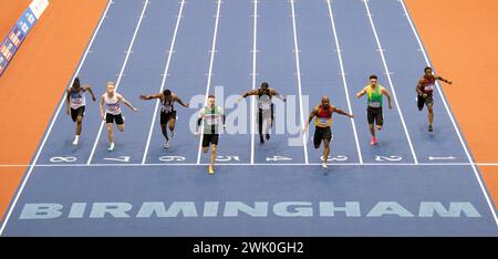 Birmingham, Royaume-Uni. 17 février 2024. Dwain Chambers (Lane 4), 45 ans, concourent lors du 60m Heat 3 masculin en un temps de 6,89 minutes pour se qualifier pour la prochaine manche aux championnats Microplus UK Athletics Indoor, Utilita Stadium. Crédit : SOPA images Limited/Alamy Live News Banque D'Images