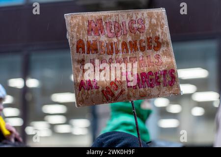 Glasgow, Écosse, Royaume-Uni. 17 février 2023. Des partisans palestiniens de toute l'Écosse assistent à un rassemblement à George Square pour réclamer un cessez-le-feu à Gaza, suivi d'une marche pour réclamer la même chose lors de la conférence du Parti travailliste écossais qui se tient au Scottish Exhibition Centre. Crédit : R.Gass/Alamy Live News Banque D'Images