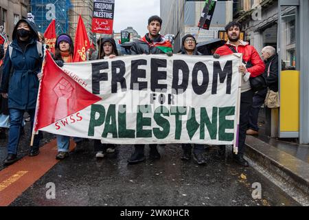 Glasgow, Écosse, Royaume-Uni. 17 février 2023. Des partisans palestiniens de toute l'Écosse assistent à un rassemblement à George Square pour réclamer un cessez-le-feu à Gaza, suivi d'une marche pour réclamer la même chose lors de la conférence du Parti travailliste écossais qui se tient au Scottish Exhibition Centre. Crédit : R.Gass/Alamy Live News Banque D'Images