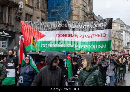 Glasgow, Écosse, Royaume-Uni. 17 février 2023. Des partisans palestiniens de toute l'Écosse assistent à un rassemblement à George Square pour réclamer un cessez-le-feu à Gaza, suivi d'une marche pour réclamer la même chose lors de la conférence du Parti travailliste écossais qui se tient au Scottish Exhibition Centre. Crédit : R.Gass/Alamy Live News Banque D'Images